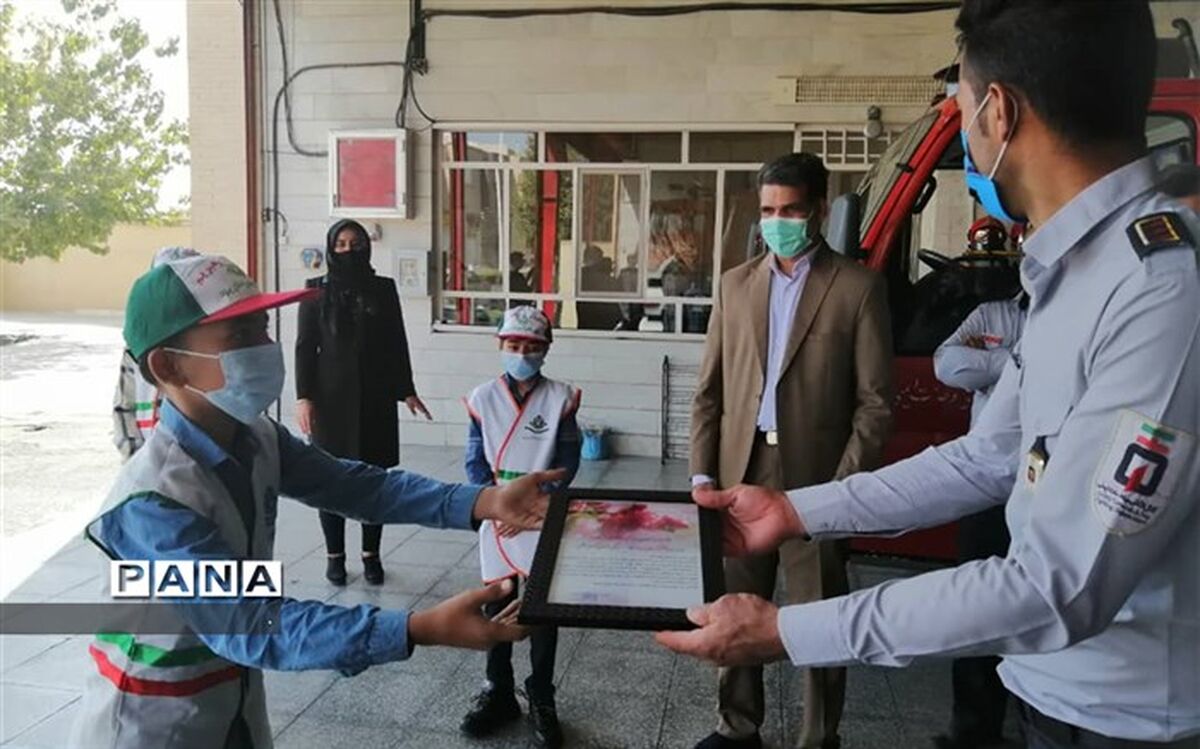 بازدید دانش آموزان پیشتاز دبستان حضرت قاسم (ع)از ایستگاه آتش نشانی شماره( ۸)