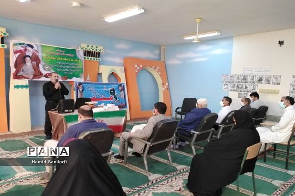 اهدای هشت دستگاه گوشی هوشمند به دانش آموزان توسط فرهنگی خیراندیش