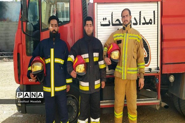 همزمان با هفتم مهرماه ماه از آتش نشانان کاشمر تجلیل شد
