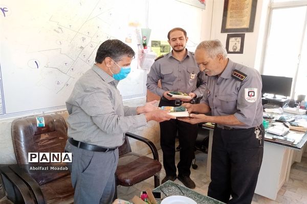 همزمان با هفتم مهرماه ماه از آتش نشانان کاشمر تجلیل شد