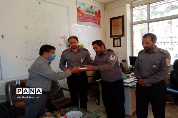 همزمان با هفتم مهرماه ماه از آتش نشانان کاشمر تجلیل شد