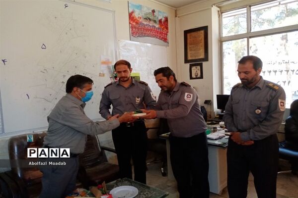 همزمان با هفتم مهرماه ماه از آتش نشانان کاشمر تجلیل شد
