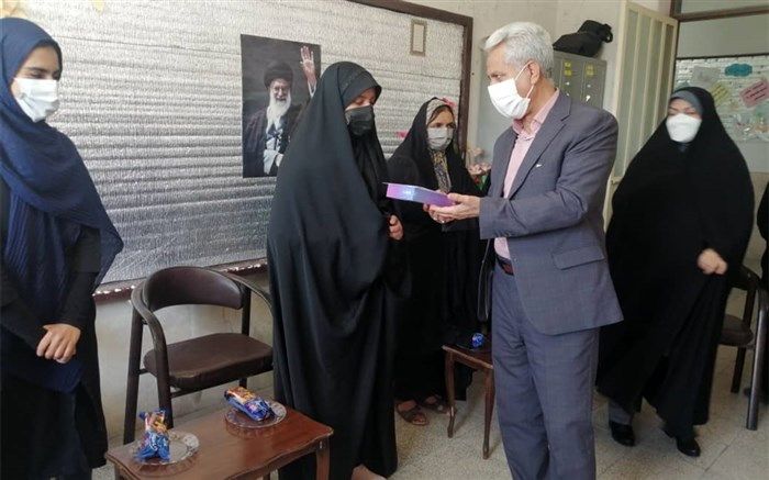 اهدا تبلت به دانش‌آموزان نیازمند ناحیه 4 شیراز در جشن شور عاطفه‌ها