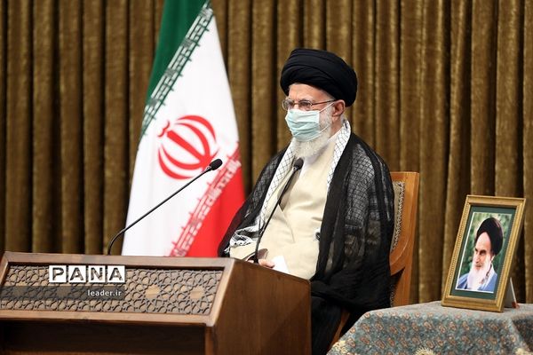 ارتباط تصویری رهبر معظم انقلاب با مراسم مشترک دانش‌آموختگی دانشگاه‌های افسری نیروهای مسلح در دانشگاه امام حسین(ع)