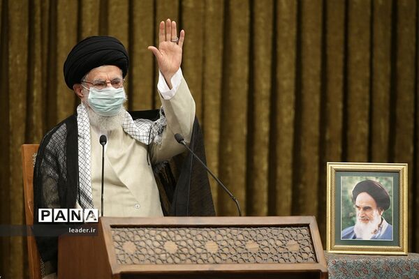 ارتباط تصویری رهبر معظم انقلاب با مراسم مشترک دانش‌آموختگی دانشگاه‌های افسری نیروهای مسلح در دانشگاه امام حسین(ع)