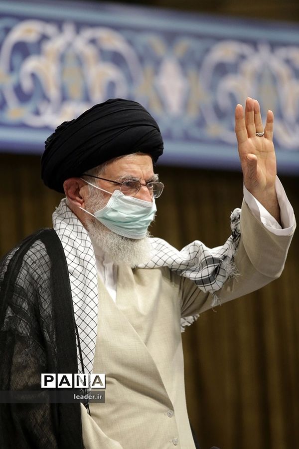 ارتباط تصویری رهبر معظم انقلاب با مراسم مشترک دانش‌آموختگی دانشگاه‌های افسری نیروهای مسلح در دانشگاه امام حسین(ع)