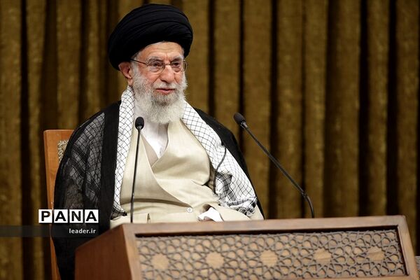 ارتباط تصویری رهبر معظم انقلاب با مراسم مشترک دانش‌آموختگی دانشگاه‌های افسری نیروهای مسلح در دانشگاه امام حسین(ع)