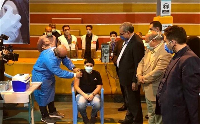 واکسن سینوفارم به نوه‌ ۱۲ ساله وزیر بهداشت تزریق شد