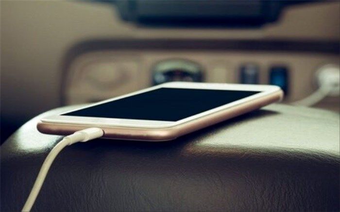 چرا نباید موبایل را در ماشین شارژ کنیم