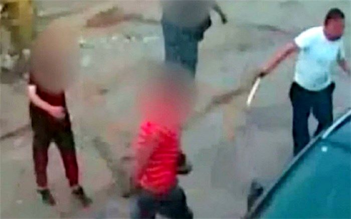 شجاعت دیدنی فروشنده در مقابل سارق قمه به دست!