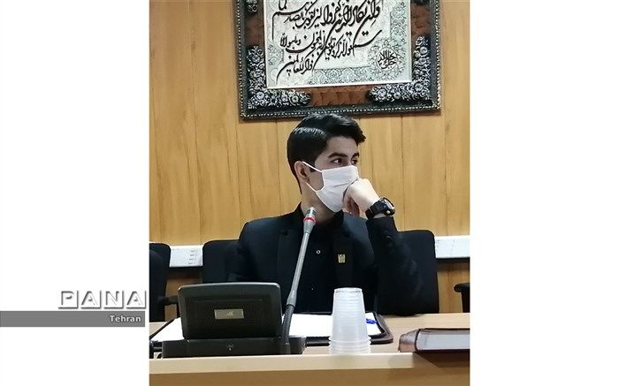 حافظه محوری، دانش آموز را در ورود به جامعه دچار دوگانگی می کند