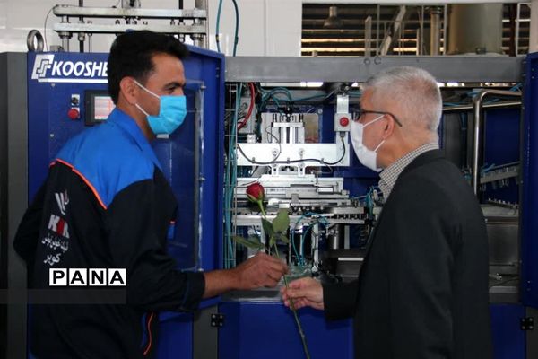 بازدید فرماندار ابرکوه ازچند واحد تولیدی به مناسبت هفته کار و کارگر