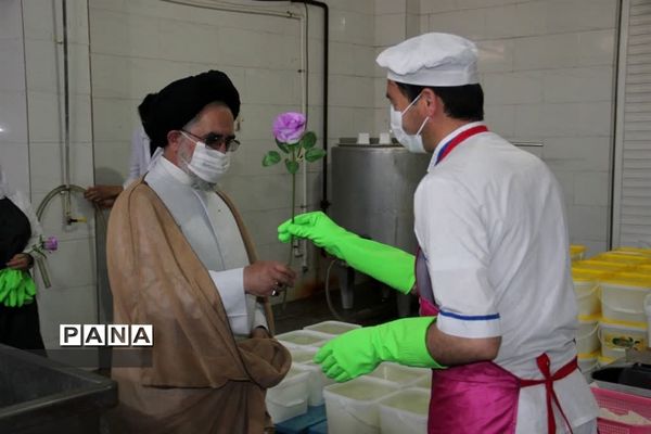 بازدید فرماندار ابرکوه ازچند واحد تولیدی به مناسبت هفته کار و کارگر