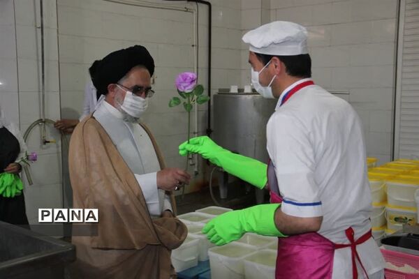 بازدید فرماندار ابرکوه ازچند واحد تولیدی به مناسبت هفته کار و کارگر