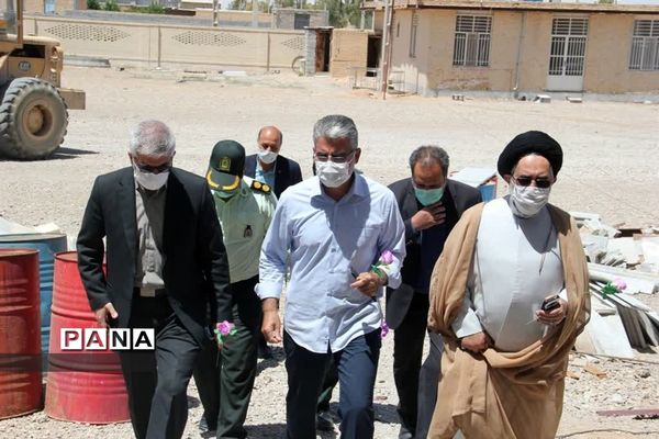 بازدید فرماندار ابرکوه ازچند واحد تولیدی به مناسبت هفته کار و کارگر