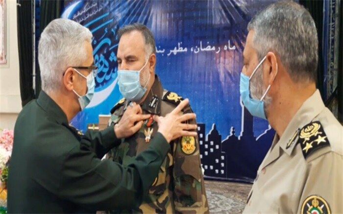 اعطای نشان درجه‌یک فتح به فرمانده نیروی زمینی ارتش