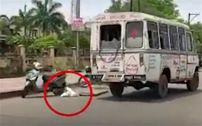 لحظه افتادن جنازه یک کرونایی از آمبولانس