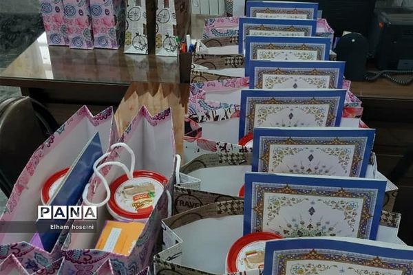 تجلیل از معلمان مدرسه فاطمه‌زهرا(س) آموزش و پرورش ناحیه یک ری