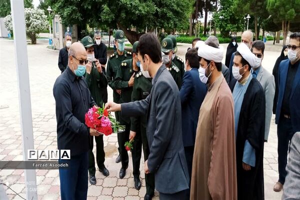 غباروبی مزار شهدای معلم در  کاشمر