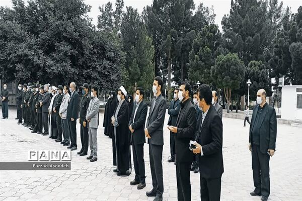 غباروبی مزار شهدای معلم در  کاشمر