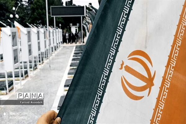 غباروبی مزار شهدای معلم در  کاشمر