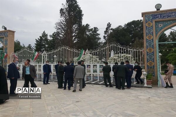 غباروبی مزار شهدای معلم در  کاشمر