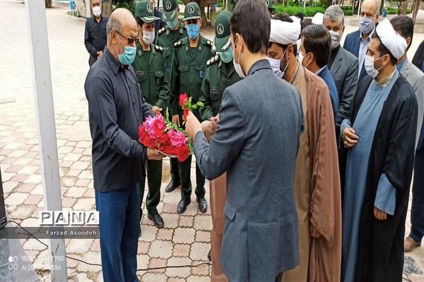 غباروبی مزار شهدای معلم در  کاشمر