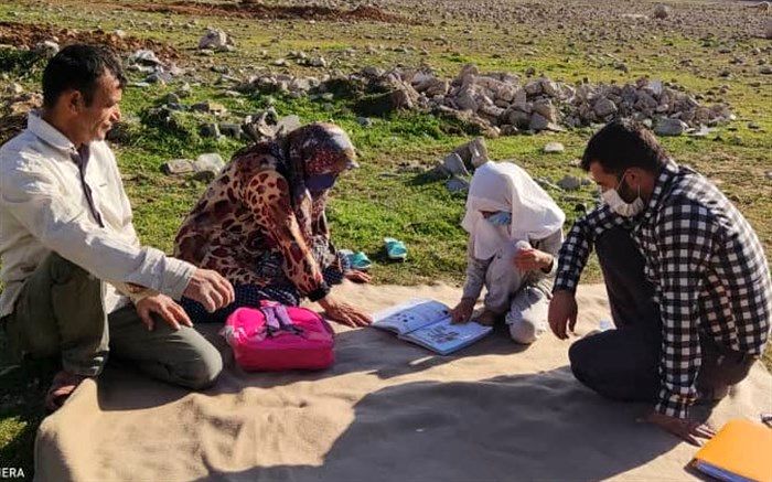 معلمی که علاوه بر آموزش به دانش‌آموز با نیاز ویژه ، پدر و مادر او را باسواد کرد