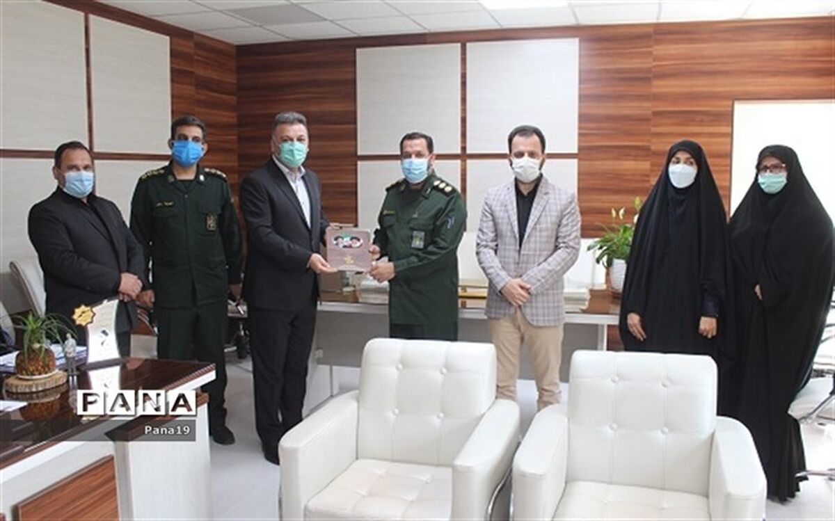دیدار سرهنگ یوسف پور با مدیر آموزش و پرورش منطقه ۱۹ برای تبریک روز معلم