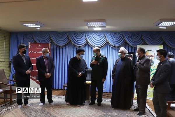 دیدار منتخب معلمان با نماینده ولی فقیه در تبریز