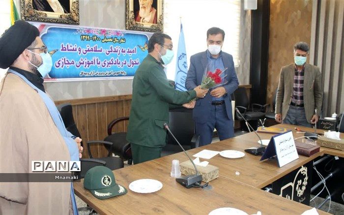 معلم، محور حرکت جامعه و معیار کار درست در جامعه است