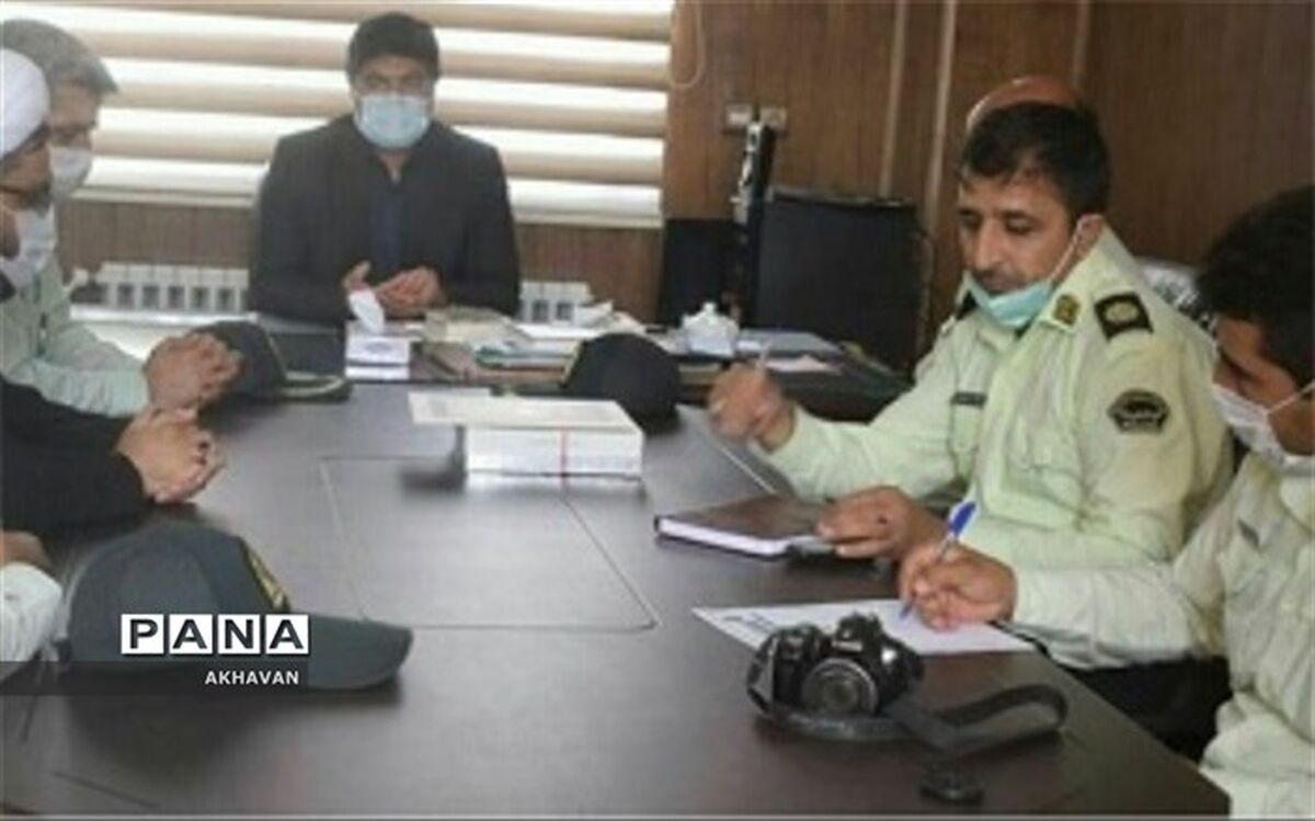 فرمانده نیروی انتظامی بهاباد با مدیر آموزش و پرورش دیدارکرد
