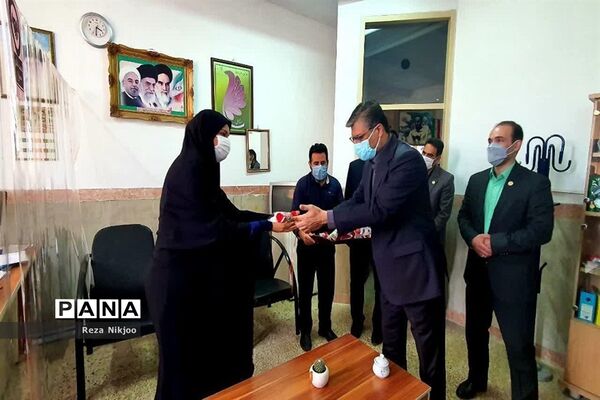 تقدیر فرماندار بهارستان از کارکنان اداره آموزش و پرورش ناحیه یک بهارستان