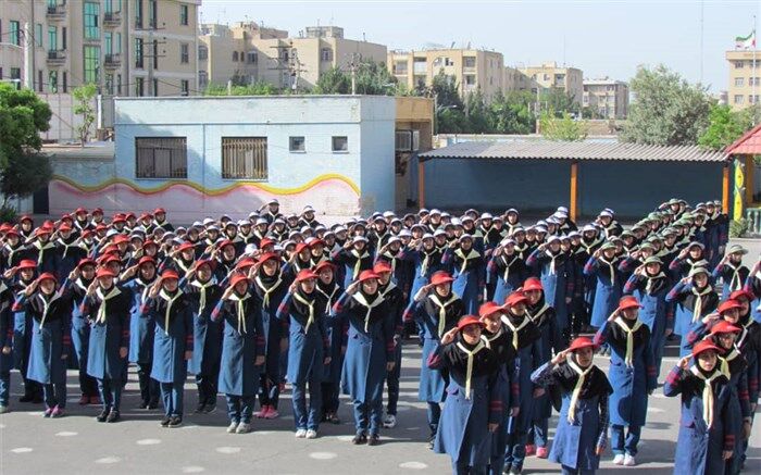 بوسه بر دستمال گردن مربی پیشتازم