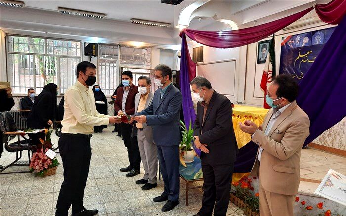 معلمان از تاثیرگذارترین افراد در زندگی افراد هستند