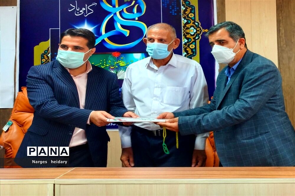 آیین تقدیر از فعالان حوزه سازمان دانش‌آموزی و معلمان نمونه بسیجی در شهرستان امیدیه