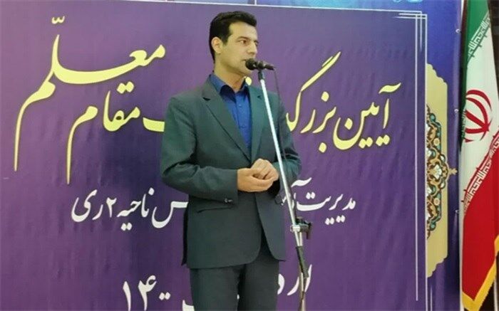 جایگاه معلمان از پدر و مادر بالاتر است