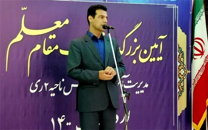 جایگاه معلمان از پدر و مادر بالاتر است