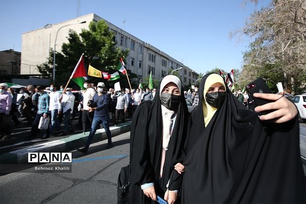 راهپیمایی نمازگزاران از دانشگاه تهران به سمت میدان فلسطین در حمایت از مردم فلسطین