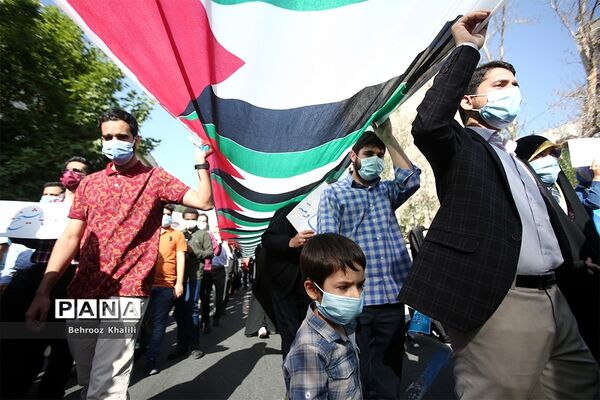 راهپیمایی نمازگزاران از دانشگاه تهران به سمت میدان فلسطین در حمایت از مردم فلسطین