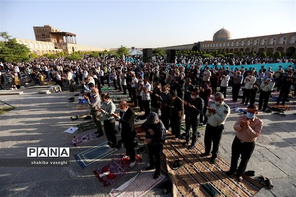 اقامه نماز عید فطر در میدان امام اصفهان