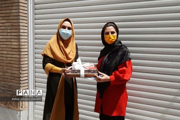 تجلیل از معلمان و بازنشستگان مدرسه مهدی‌دوست ناحیه یک ری در کنار درب منازل