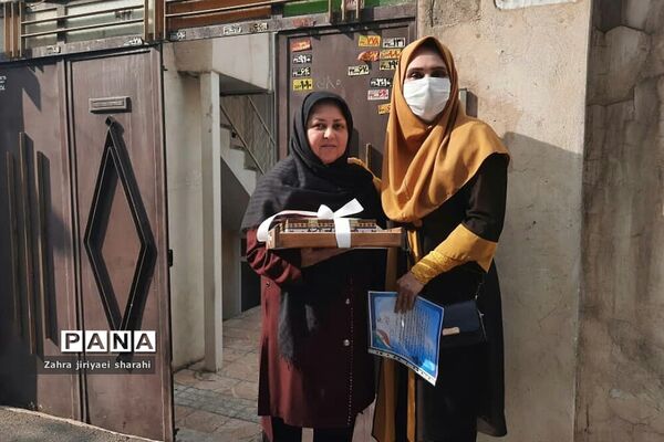 تجلیل از معلمان و بازنشستگان مدرسه مهدی‌دوست ناحیه یک ری در کنار درب منازل
