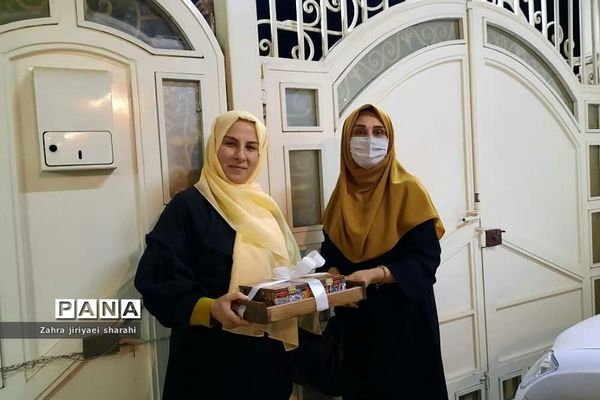 تجلیل از معلمان و بازنشستگان مدرسه مهدی‌دوست ناحیه یک ری در کنار درب منازل