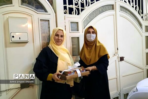 تجلیل از معلمان و بازنشستگان مدرسه مهدی‌دوست ناحیه یک ری در کنار درب منازل
