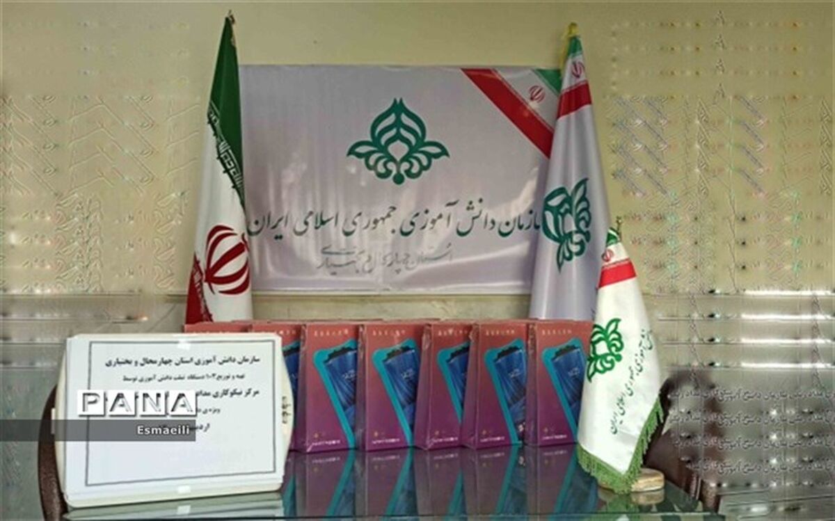 اهدای 103 تبلت در مرکز نیکوکاری مدادرنگی به دانش‌آموزان