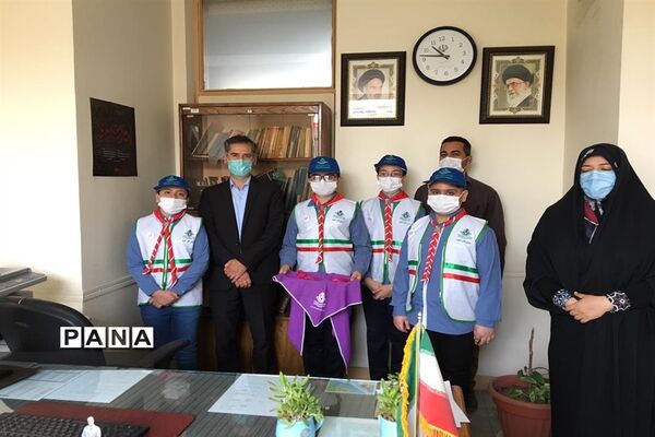 اهدای یادبود به مناسبت  سالروز تاسیس سازمان دانش آموزی به همکاران