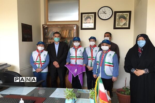 اهدای یادبود به مناسبت  سالروز تاسیس سازمان دانش آموزی به همکاران