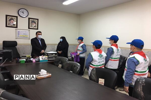 اهدای یادبود به مناسبت  سالروز تاسیس سازمان دانش آموزی به همکاران