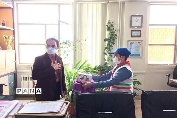 اهدای یادبود به مناسبت  سالروز تاسیس سازمان دانش آموزی به همکاران